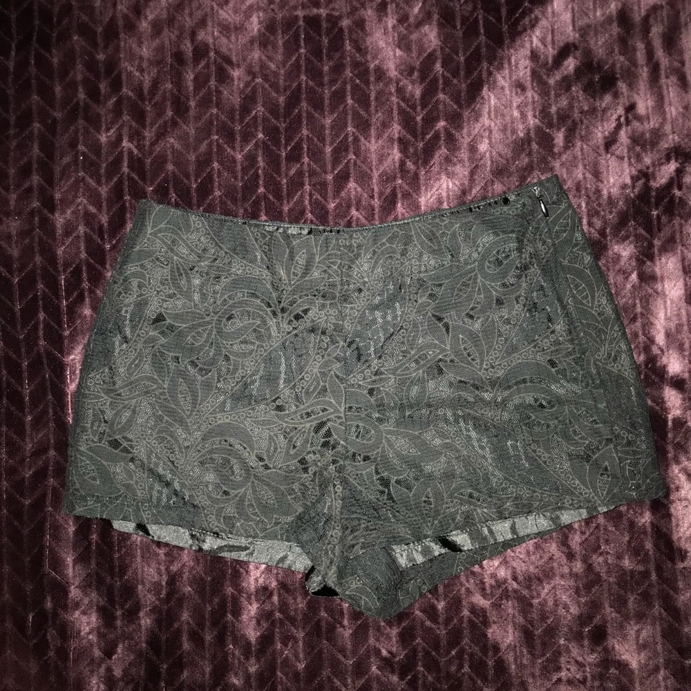 Mid waist lace shorts